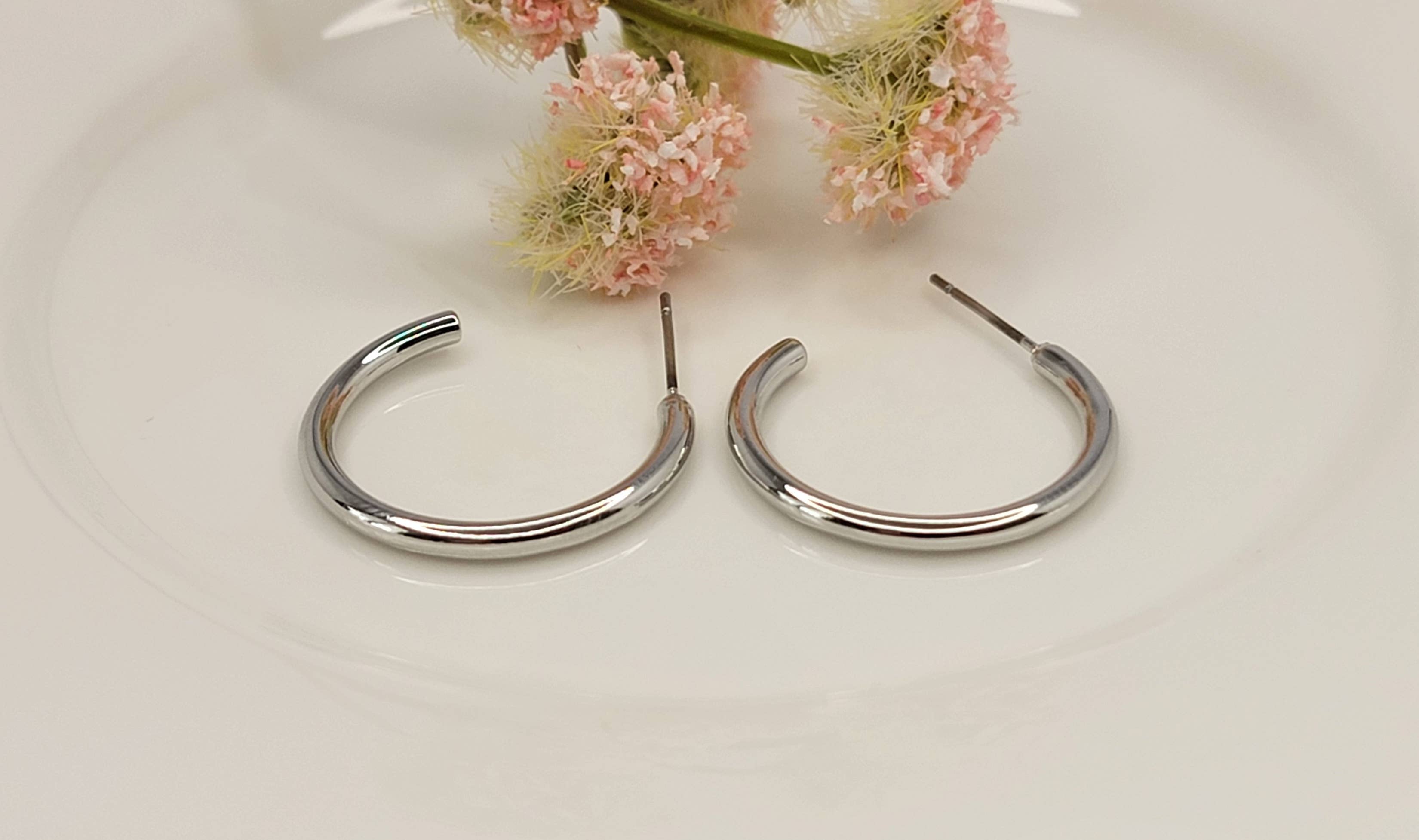 SMALL HOOP TARNISH FREE EARRINGS.: GOLD