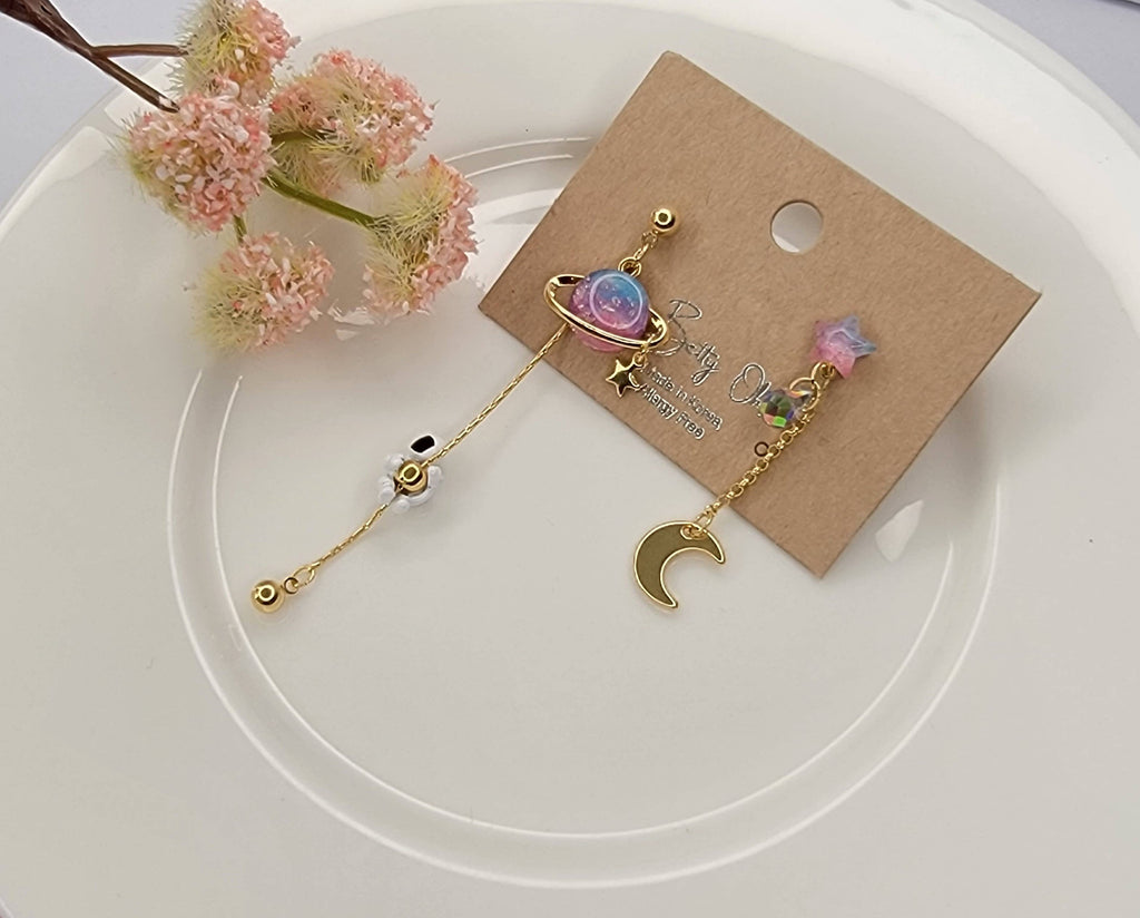 ASTRONAUT EARTH MOON AND STAR UNBALANCED DANGLE EARRINGS.: Pink