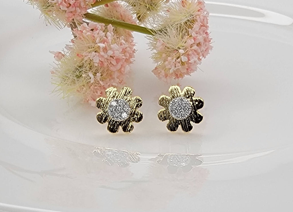 GOLD DAISY STUD EARRING.
