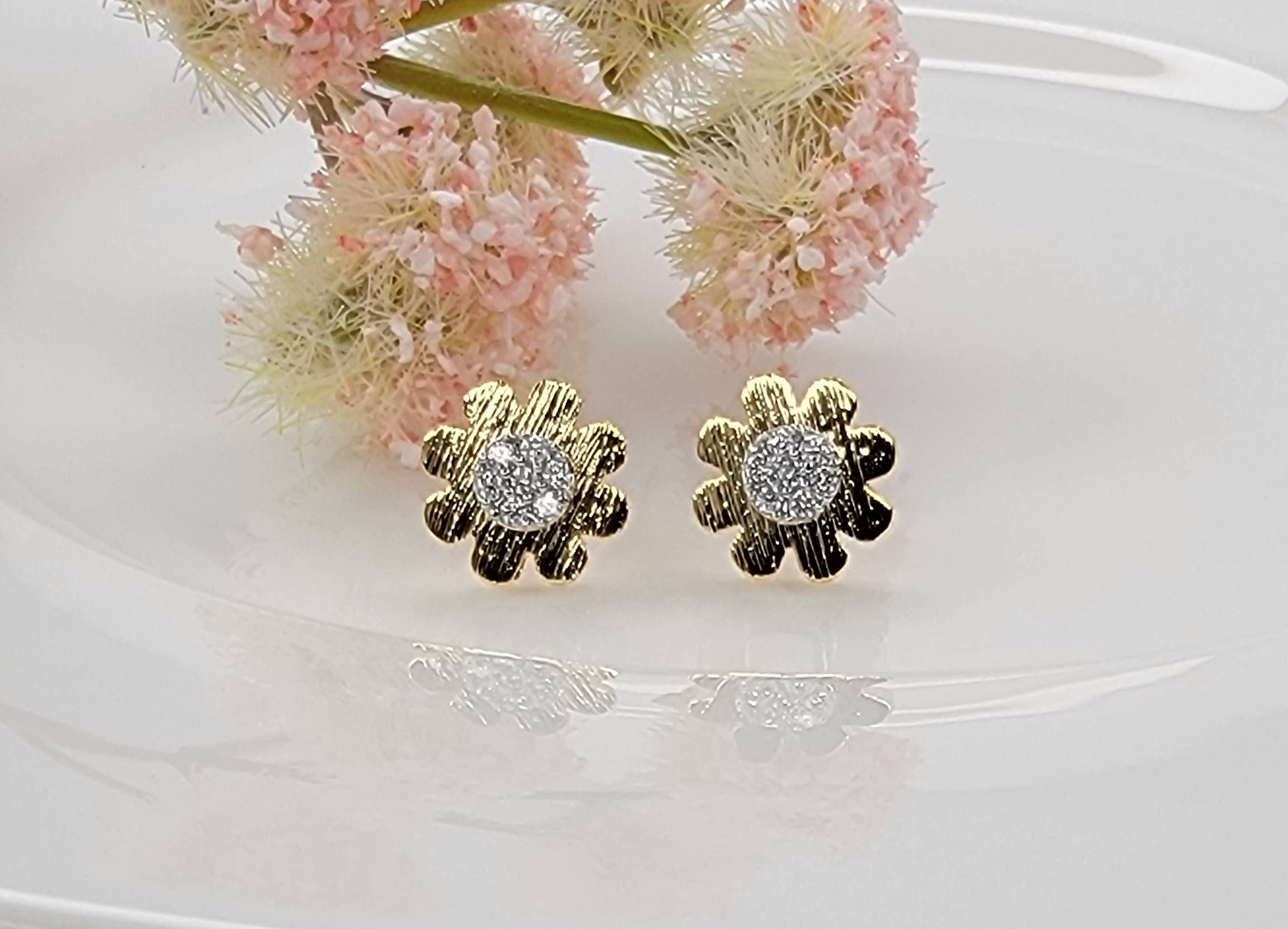 GOLD DAISY STUD EARRING.