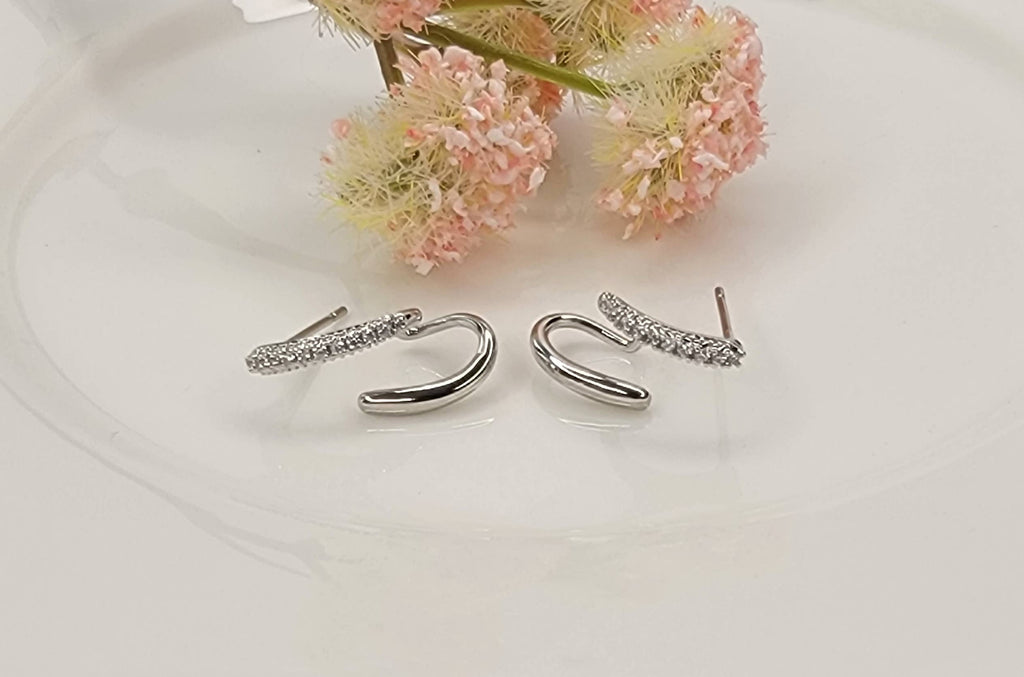 ELEGANT DESIGN POST EARRINGS.: GOLD