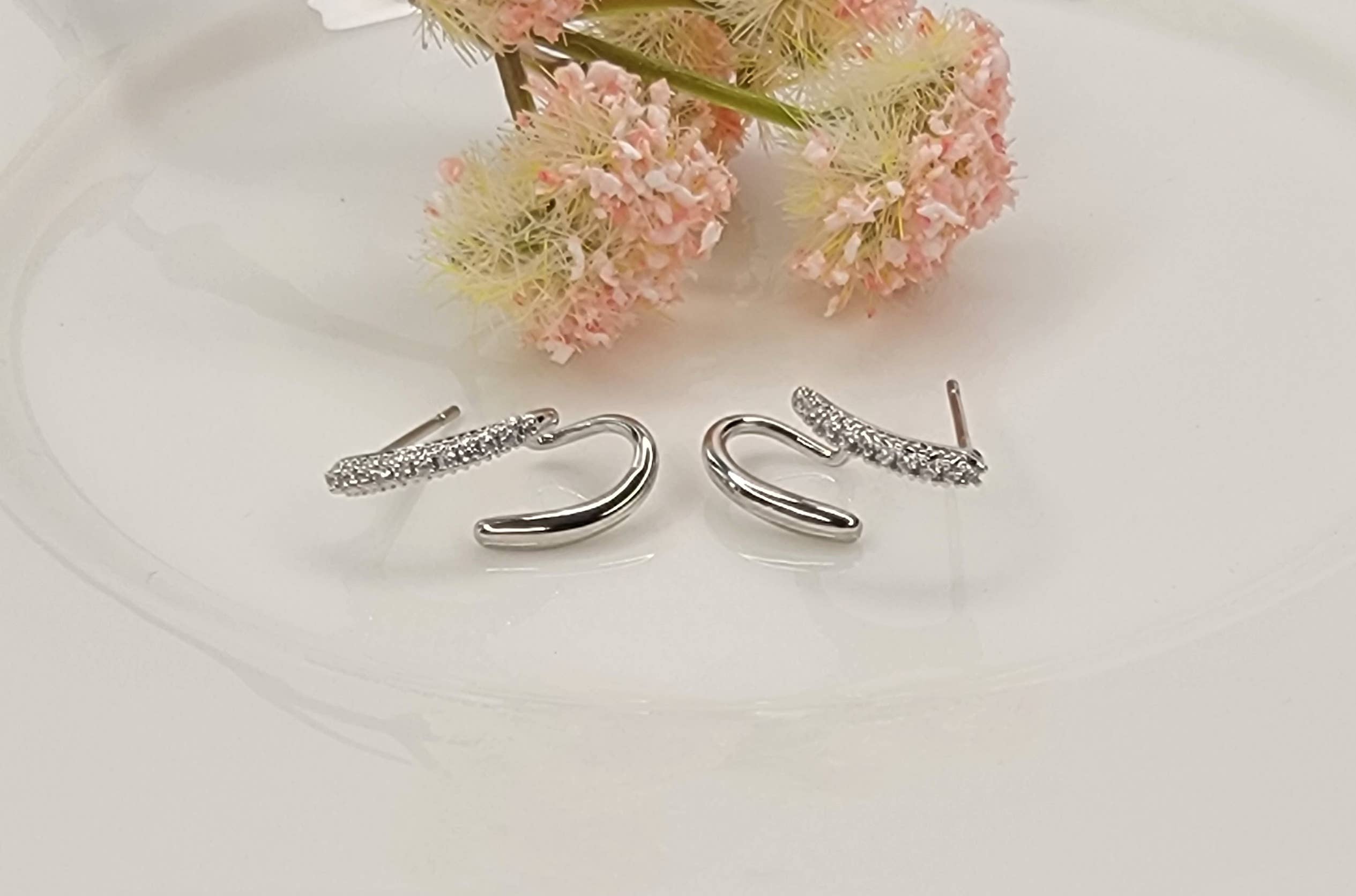 ELEGANT DESIGN POST EARRINGS.: GOLD