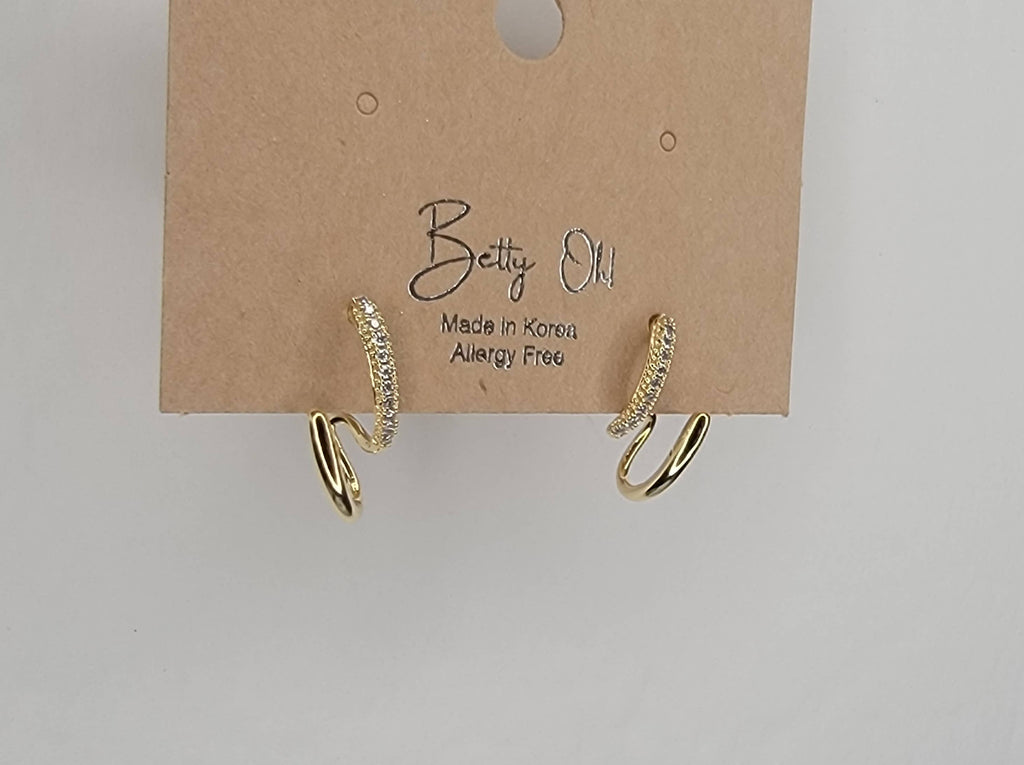 ELEGANT DESIGN POST EARRINGS.: GOLD