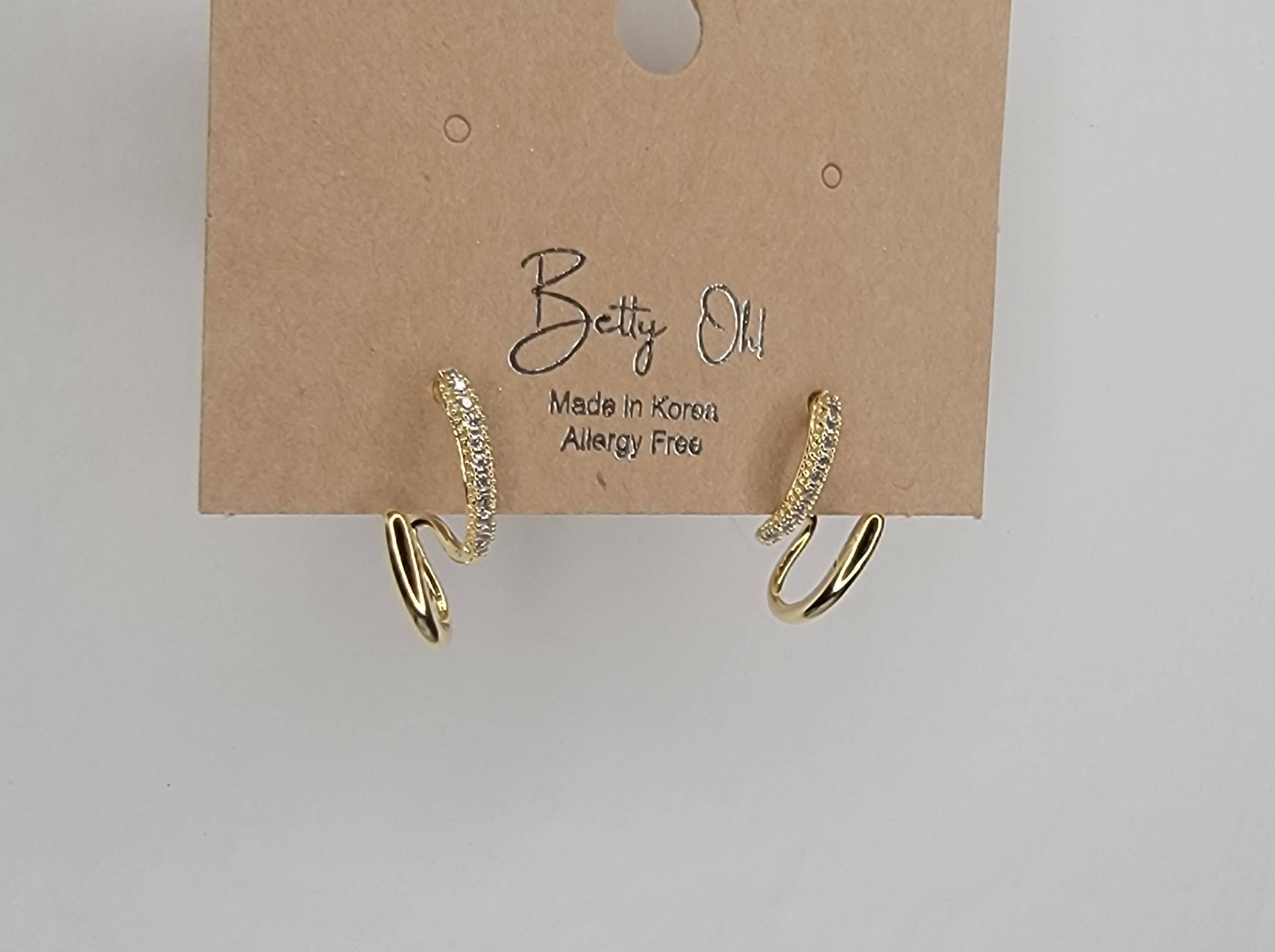 ELEGANT DESIGN POST EARRINGS.: GOLD