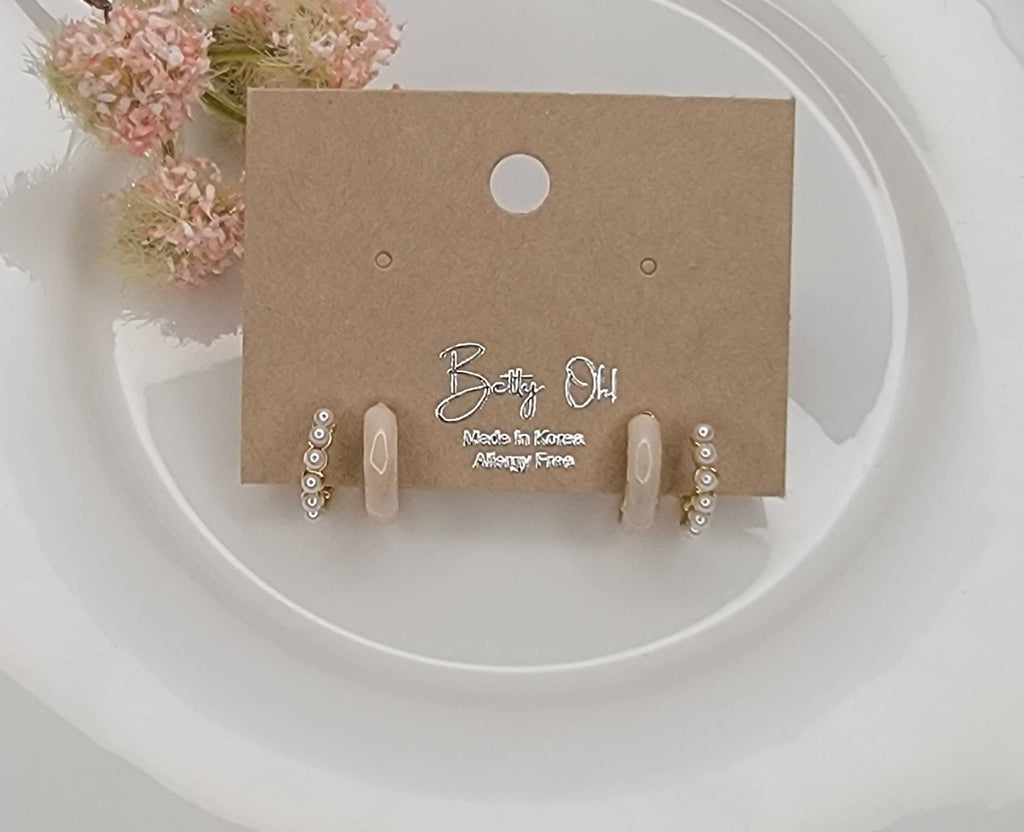 SMALL DOUBLE LAYRED HOOP EARRINGS.: IVORY