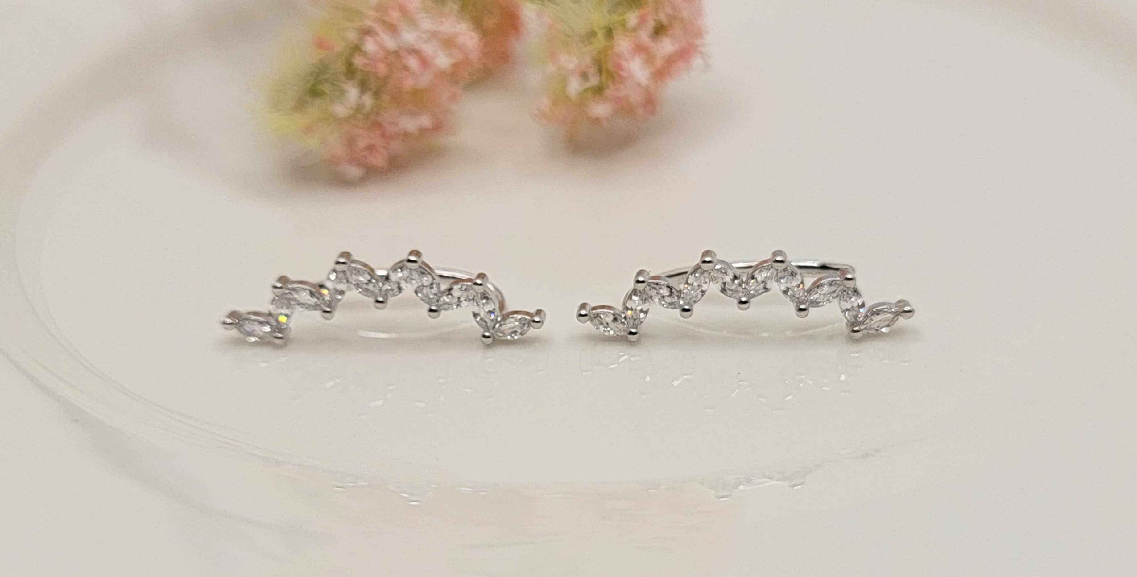 CZ TARNISH FREE EAR CRAWLER.: GOLD