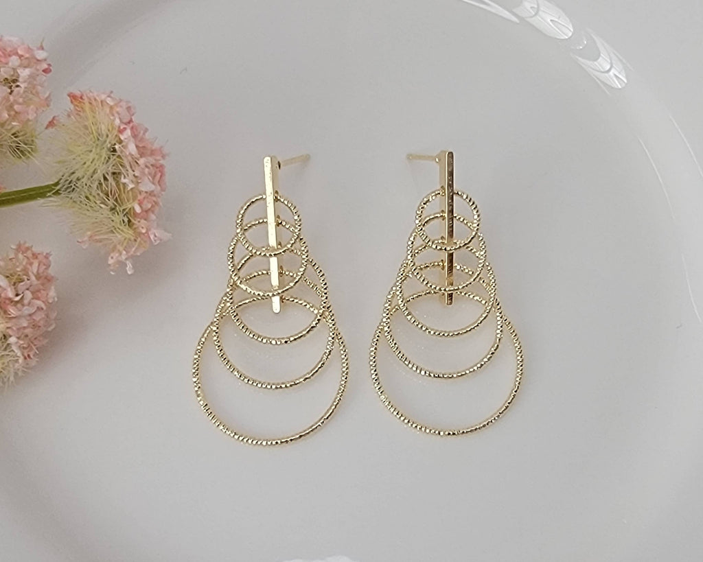 MULTI CIRCLE DANGLE EARRINGS.