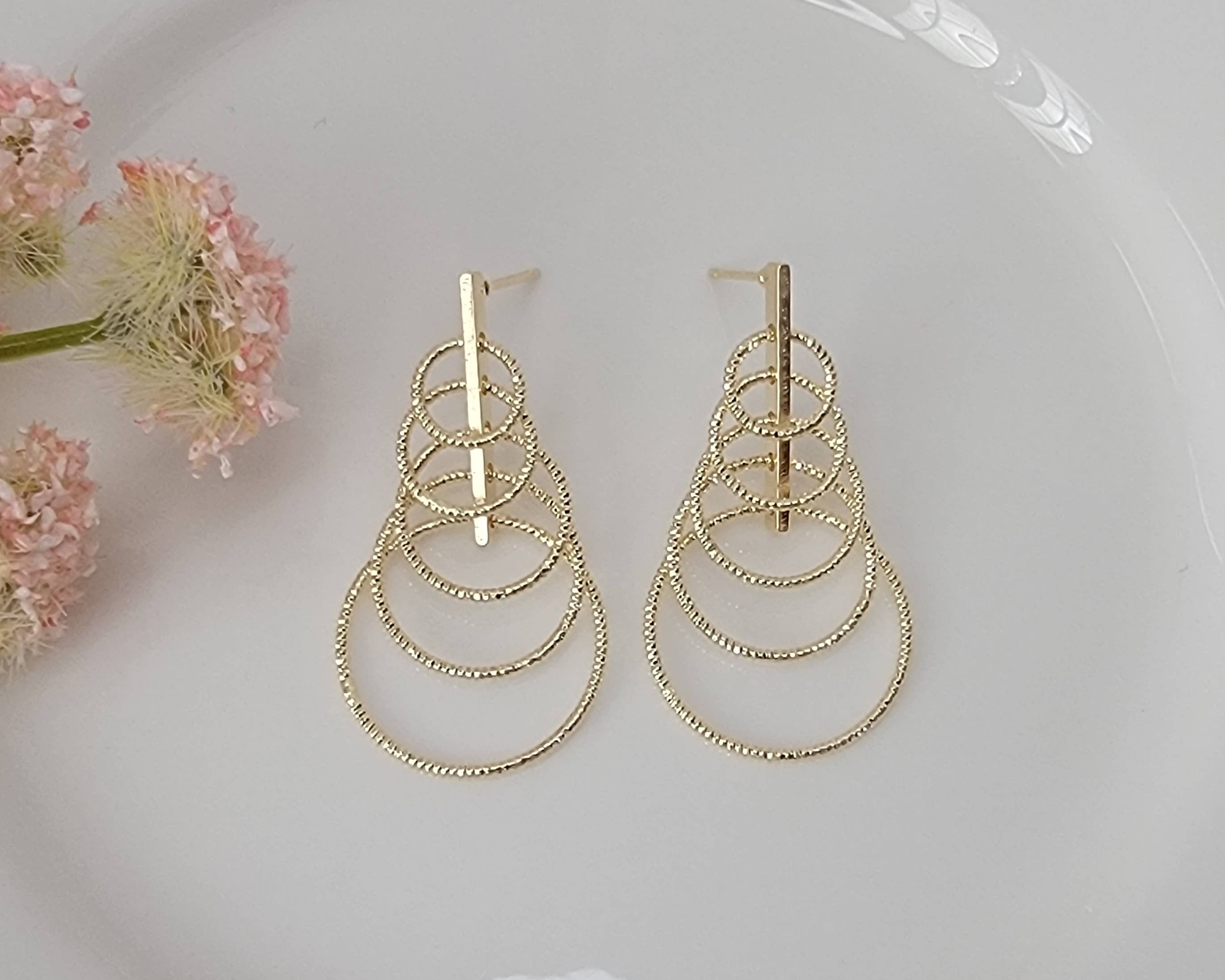 MULTI CIRCLE DANGLE EARRINGS.
