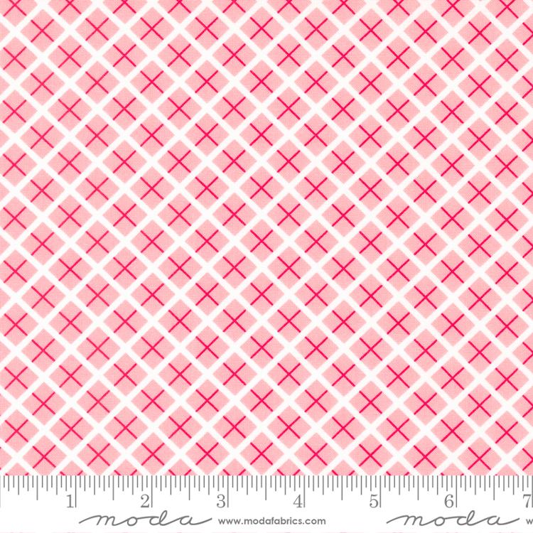 Berry Basket for Moda Fabric by April Rosethal Strawberry Criss Cross Print 24155 13